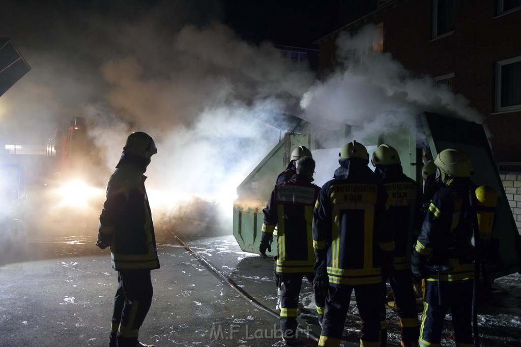 Feuer Papp Presscontainer Koeln Hoehenberg Bochumerstr P201.JPG - Miklos Laubert